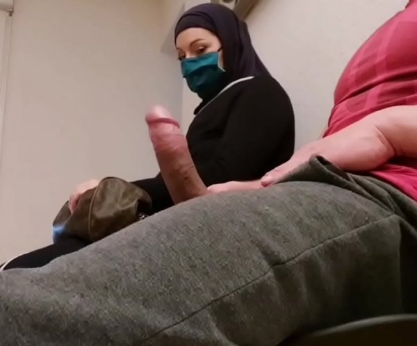 Jerking a Dick in Front of a Muslim Woman - Amateur