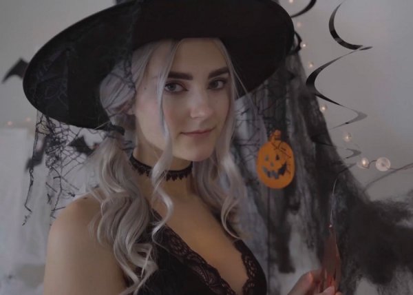 Cute horny witch - Eva Elfie