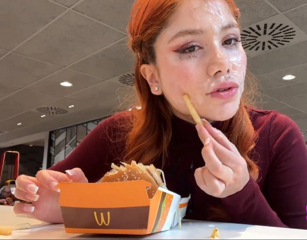 Eats A Burguer With Sperm - Marina Gold