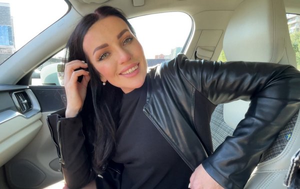Blowjob In The Car From Glamour Girl - Luna Roulette