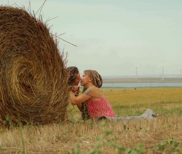 Amazing Outdoor Sex In A Mowed Wheat Field - Bonniealex