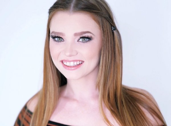 Bartender Girl Closeup Fuck With Swallow - Mazy Myers