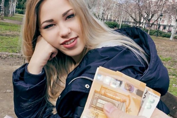 Blonde Nerd Teen Fuck On Public For Money - Selvaggia