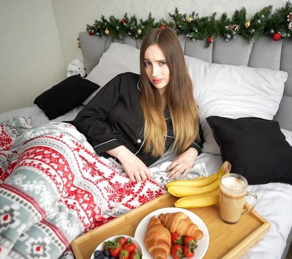 Breakfast In The Bed For A Whore Stepsister - Anny Walker