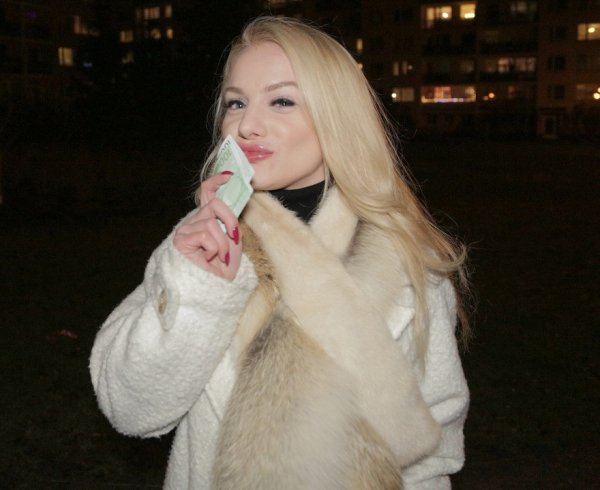A Blonde In A White Fur Coat Gave Herself To A Stranger For Money - Elizabeth Romanova