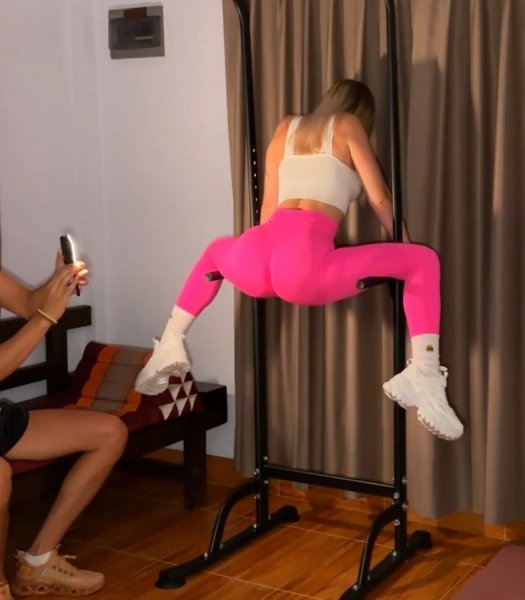 Fitness Workout And Fucking In Pink Yoga Pants - Booty Frutti