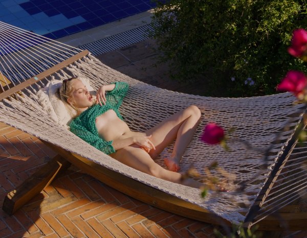 I Saw My Neighbor's Girl Masturbating On A Sunbed And Want Fuck Her - Bella Spark