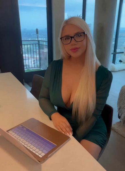 Sexy Employee Shows Her Fuck Skills To Get A Promotion - Summer Brookes