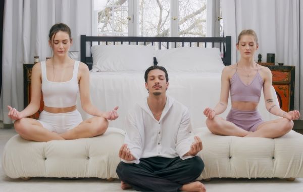 Tantric Yoga Teacher Sex With Flexible Female Students - Tiffany Tatum, Vixi Rafi