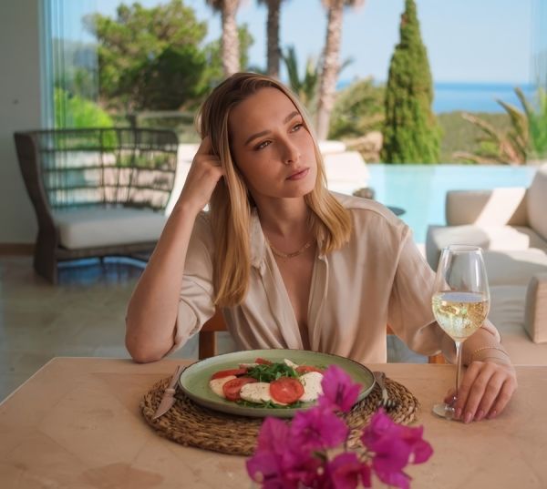 Young Model Wife Finds Lover With Big Dick - Kelly Collins