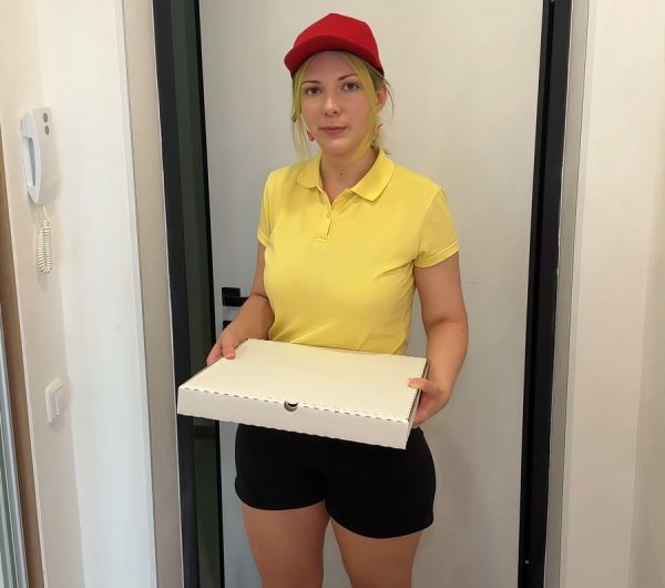 The Pizza Delivery Girl Get Fucked - Lika Busy